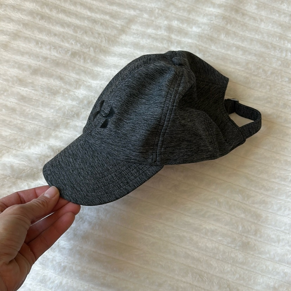Like new. Under armor hat.